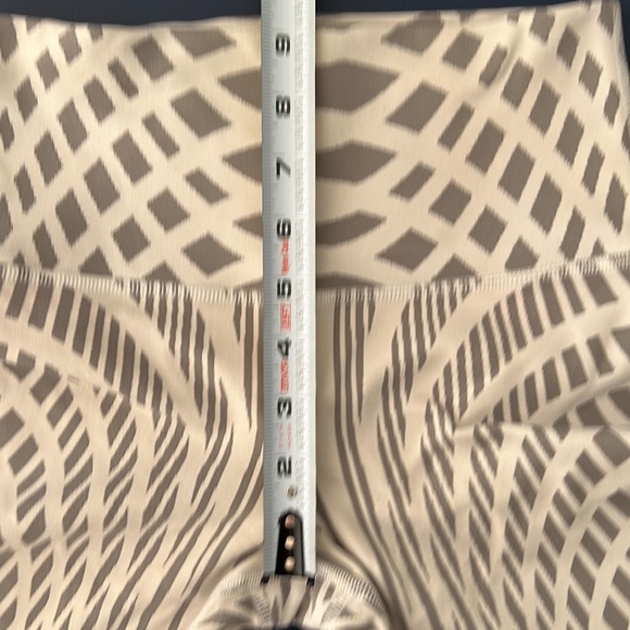 ALO Yoga Leggings - Picture 6 of 8